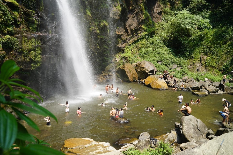 Người dân đổ xô đến sông Giăng - Pù Mát tránh nóng