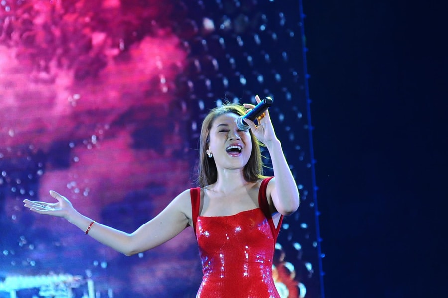 Mỹ Tâm cùng các sao 'cháy' hết mình trong đêm Cửa Lò khai hội