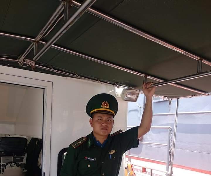 Giây phút cứu 7 người bị lật xuồng cao su trên biển Nghệ An