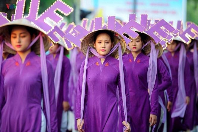 Thiếu nữ Huế diễu hành với nón lá gắn đèn LED gây tranh cãi