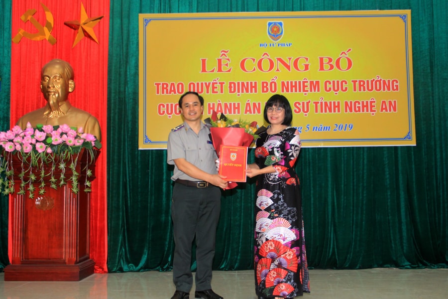 Trao quyết định bổ nhiệm Cục trưởng Cục Thi hành án dân sự tỉnh Nghệ An  