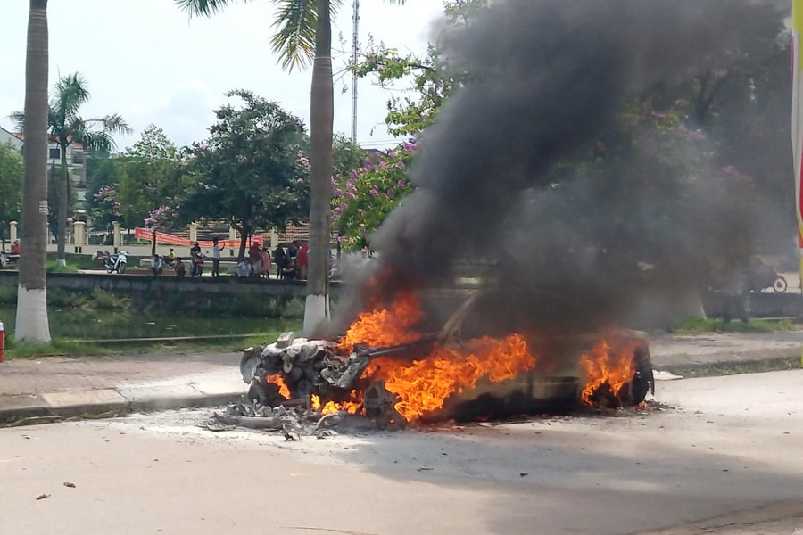 Nghệ An: Xế hộp bốc cháy dữ dội giữa đường