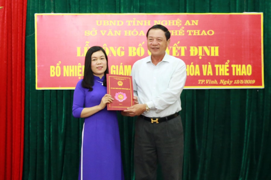 Trao quyết định bổ nhiệm nữ Phó Giám đốc Sở Văn hóa và Thể thao Nghệ An 