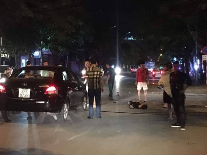 Ô tô va chạm với xe máy điện trong đêm, 2 học sinh bị thương nặng
