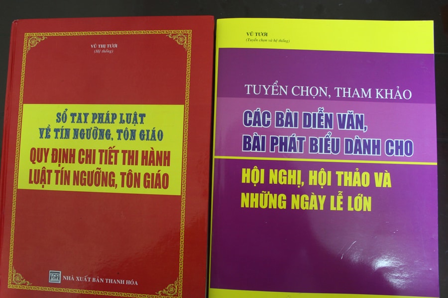 Giả danh cán bộ cơ quan nhà nước, lừa bán sách giá cao