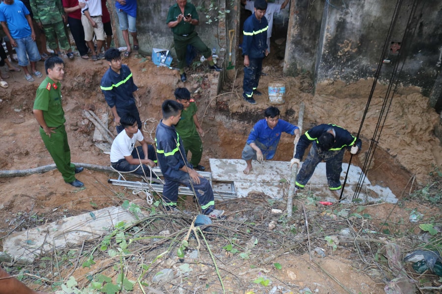 Sập giếng ở Nghệ An, 2 người bị vùi lấp