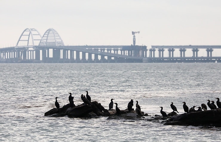 Ukraine tìm kiếm quy chế quốc tế cho eo biển Kerch; Thảm sát đẫm máu ở Nhật Bản
