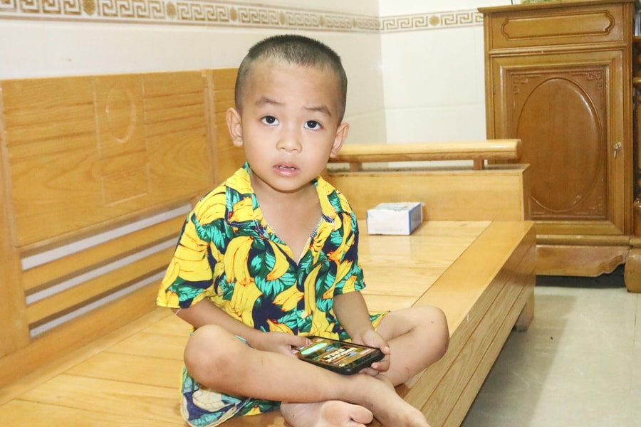 Gặp bé 3 tuổi biết đọc, 4 tuổi biết viết ở Nghệ An