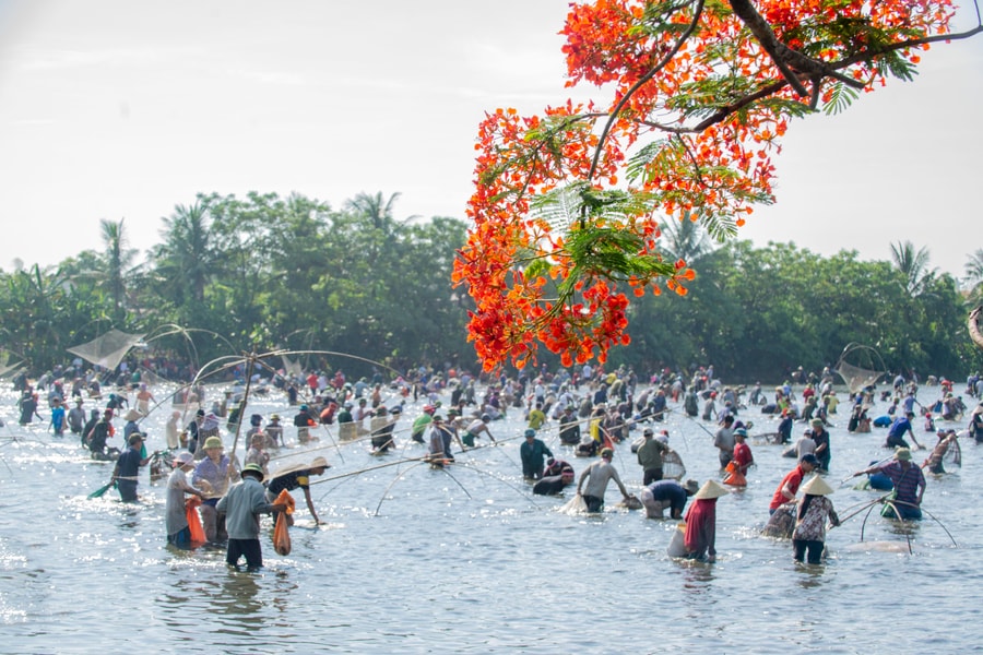 Hàng nghìn người dân Nghệ An tham gia hội nơm bàu trong thời tiết nắng nóng