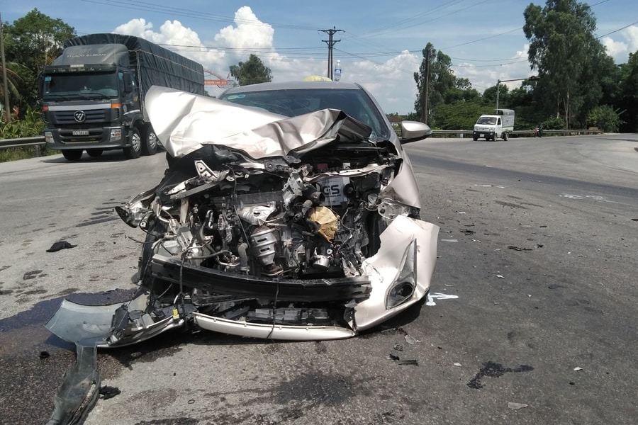 Va chạm với container trên đường tránh TP Vinh, xe con bẹp đầu, bung túi khí