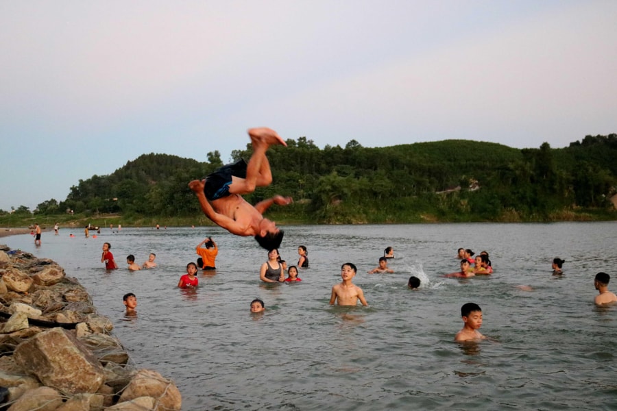 Nắng khốc liệt, người dân trung du Nghệ An kéo nhau ra sông Lam 'giải nhiệt'