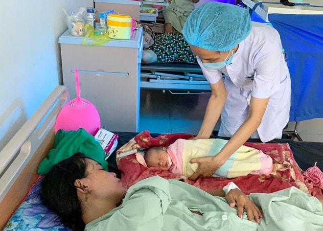 Em bé chào đời bị kẹt đầu trong âm đạo người mẹ