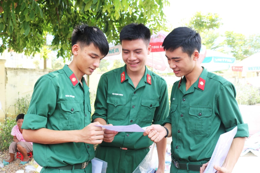 Thí sinh chiến sĩ Quân khu 4 tự tin với bài thi tổ hợp Khoa học Tự nhiên