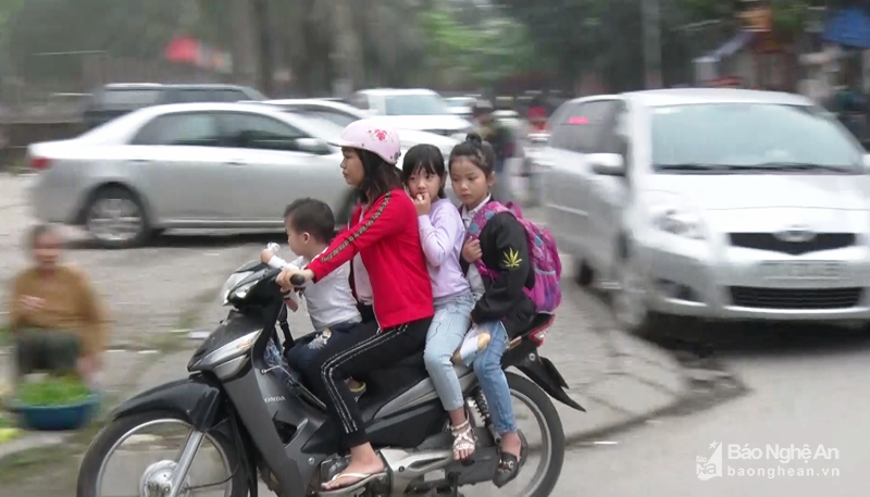 Nghệ An: 100% trẻ vào lớp 1 sẽ được tặng mũ bảo hiểm đạt chuẩn