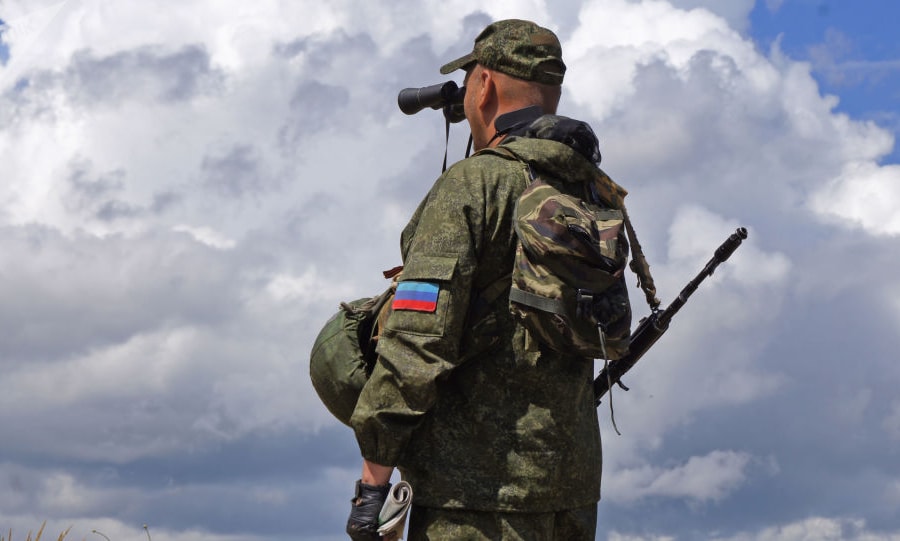  Quan chức quân sự Ukraine mặc đồ thường dân đi gài mìn ở Donbass