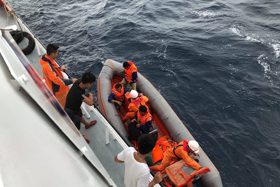 2 ngư dân theo tàu ra khơi tham gia tìm kiếm 9 thuyền viên Nghệ An mất tích