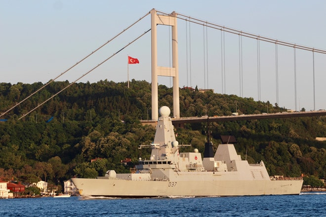 Trump sắp ra lệnh truy quét người nhập cư trái phép; Anh điều động thêm tàu chiến đến Vùng Vịnh