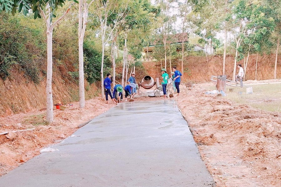 Sinh viên tình nguyện giúp dân làm đường bê tông