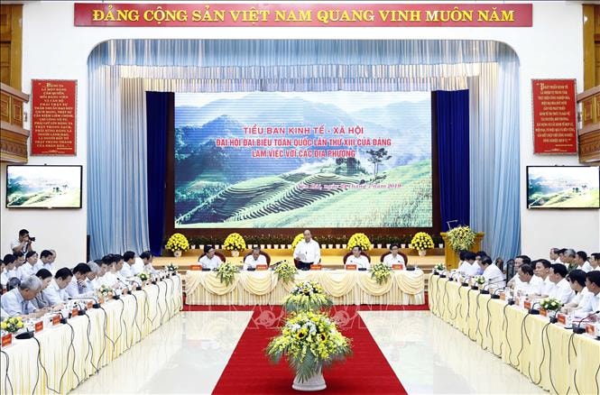 Thủ tướng chủ trì cuộc làm việc của Tiểu ban Kinh tế - Xã hội Đại hội Đảng XIII với 12 tỉnh, thành