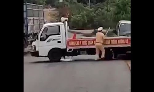 Tài xế lái ôtô tông cảnh sát giao thông khi bị chặn bắt