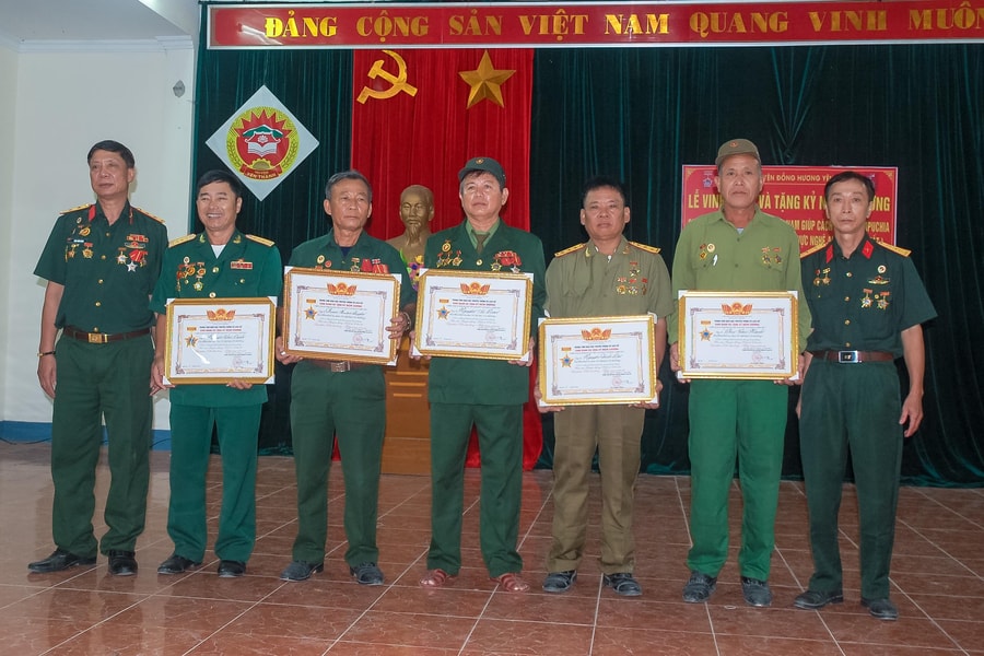 Tặng Kỷ niệm chương quân tình nguyện Việt Nam giúp cách mạng Campuchia