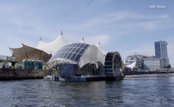 Cỗ máy dùng năng lượng mặt trời thu gom rác trên sông ở Mỹ