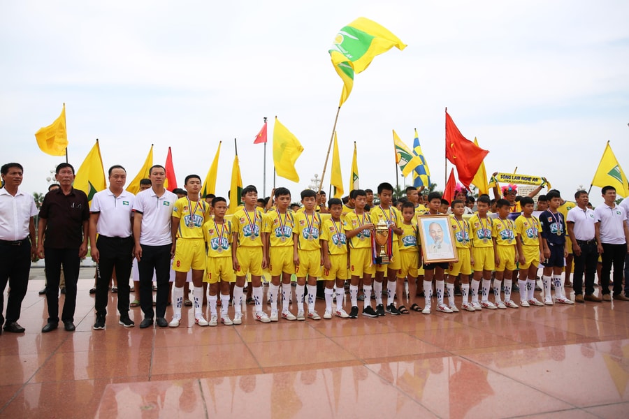 Sông Lam Nghệ An tưng bừng đón đội Nhi đồng vô địch 