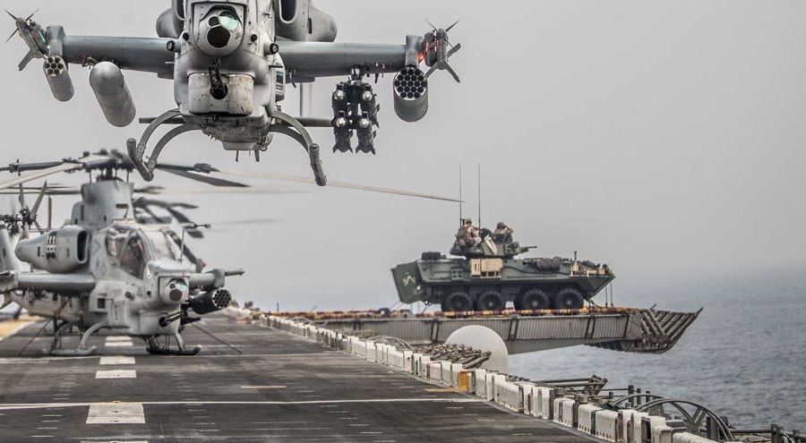 Lý do thủy quân lục chiến Mỹ đưa xe chiến đấu bọc thép lên sàn tàu tấn công đổ bộ