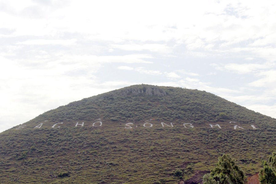 Tôn tạo dòng chữ 'Bác Hồ sống mãi' trên sườn núi Nhón