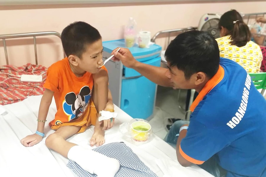 Xót xa hoàn cảnh ông bố Nghệ An mắc bệnh ung thư chăm sóc con trai bị u xương