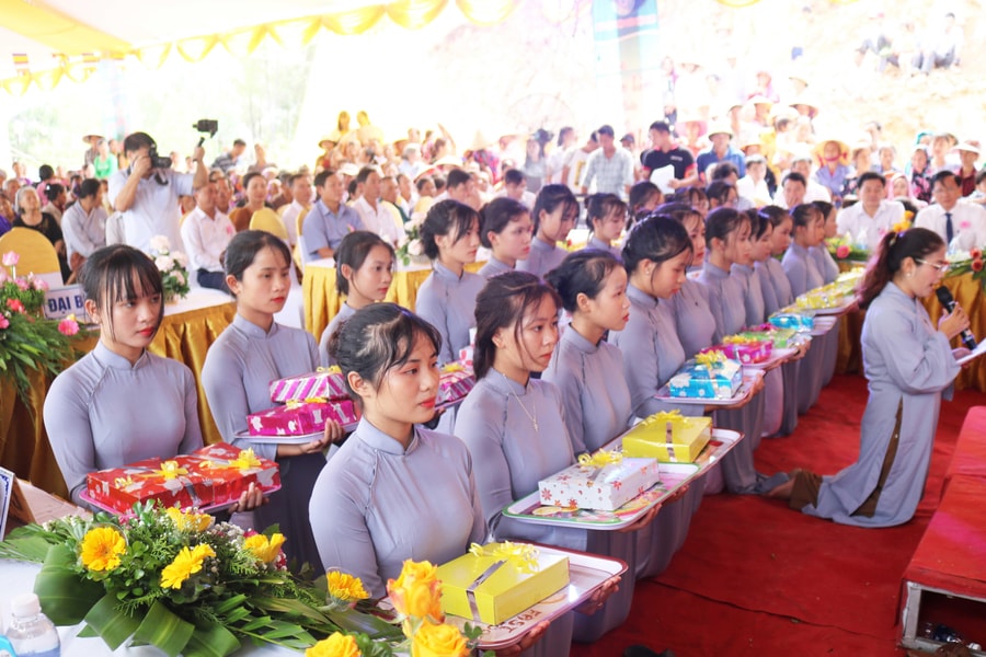 Hàng nghìn người dự đại lễ Vu Lan báo hiếu và an vị tượng Phật tại chùa Hương