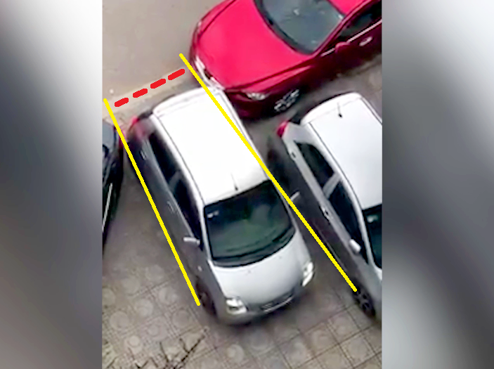 Pha lùi ô tô qua chỗ hẹp trên phố được đánh giá 'bá đạo'