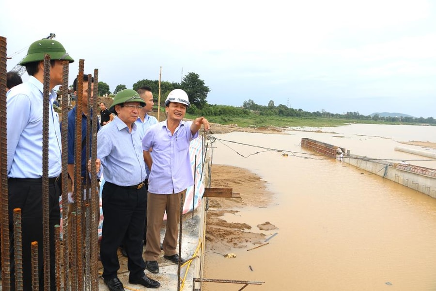 Phó Chủ tịch UBND tỉnh Đinh Viết Hồng kiểm tra các hồ đập tiêu úng trọng yếu trước bão số 4