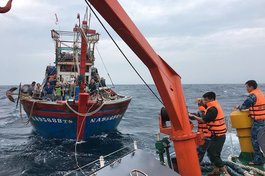 Nghệ An: Lai dắt tàu cá cùng 16 ngư dân gặp nạn vào bờ
