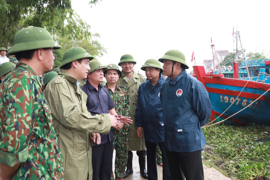 Bộ trưởng Bộ NN&PTNT: Nghệ An phải luôn trong tư thế 'cẩn thận, chu đáo' ứng phó với bão số 4