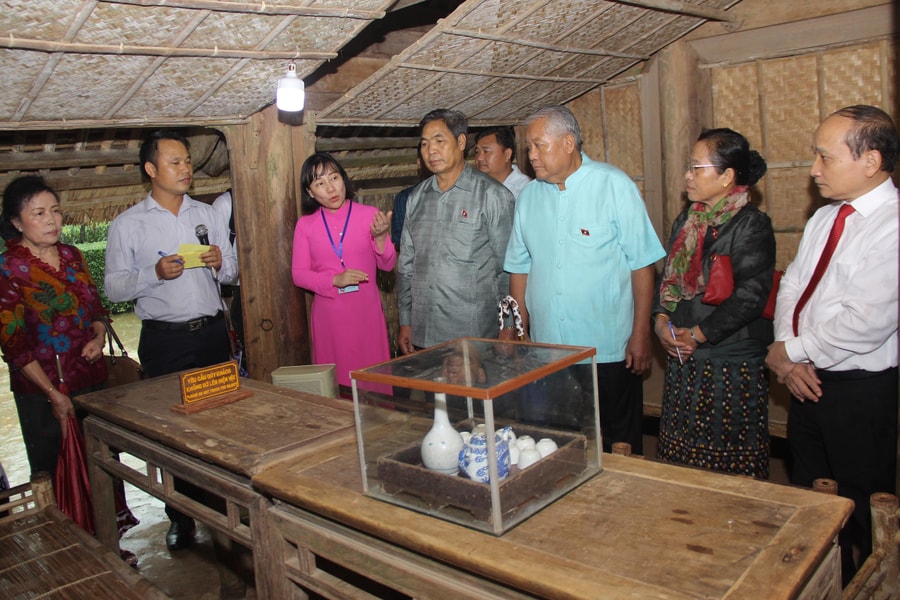 Đoàn đại biểu Quốc hội Lào dâng hoa, dâng hương tại Khu Di tích Kim Liên