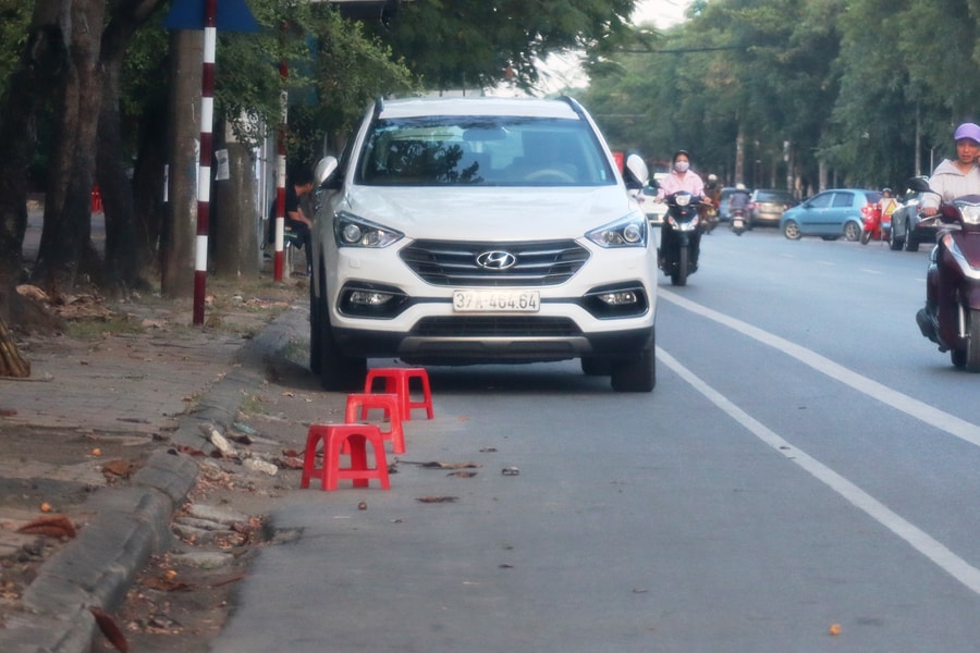 Vẫn còn tình trạng người dân đặt cả dãy ghế bên đường để cản xe hơi dừng,đậu 