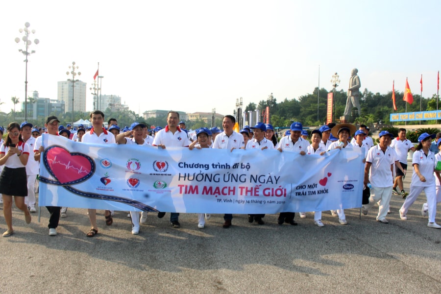 1.000 người dân Nghệ An đi bộ hưởng ứng 'Ngày Tim mạch thế giới'