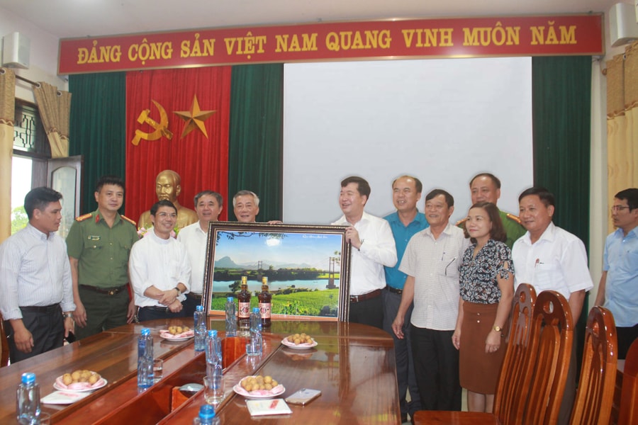 Cuộc gặp thân tình của Giám mục Giáo phận Vinh Anphongso Nguyễn Hữu Long với lãnh đạo huyện Anh Sơn