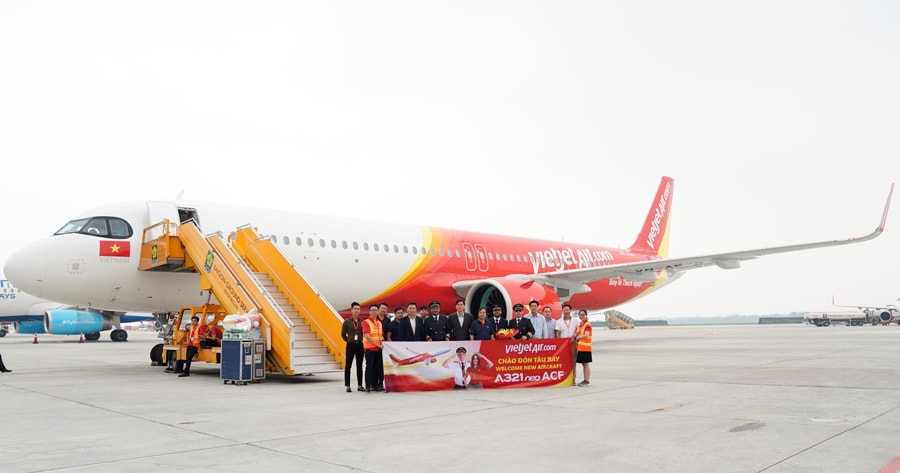 Tàu bay A321neo ACF 240 ghế đầu tiên trên thế giới xuất hiện nổi bật tại sân bay Tân Sơn Nhất