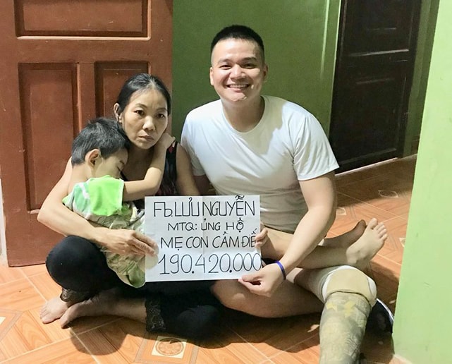 Chàng trai tàn tật kêu gọi gần 200 triệu giúp bà mẹ câm điếc nuôi con u não 