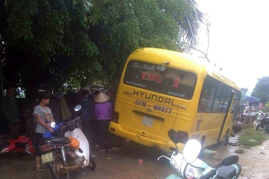 Nghệ An: Xe khách mất lái lao lên vỉa hè khiến đôi vợ chồng trẻ thương vong