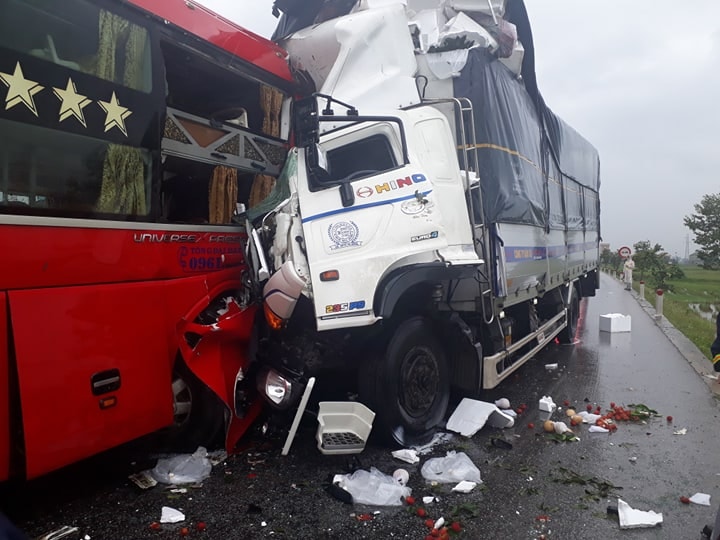 Xe tải đấu đầu xe khách trên đường tránh Vinh, phụ xe tử vong trong cabin