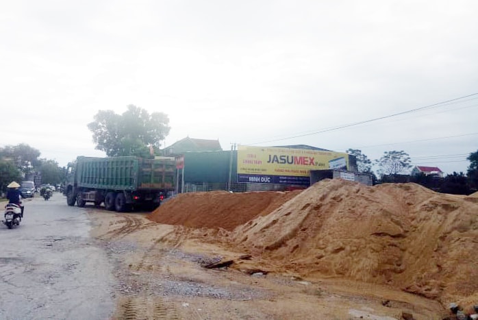 Nghệ An: Ô nhiễm môi trường, nguy cơ tai nạn từ những bãi tập kết vật liệu trái phép