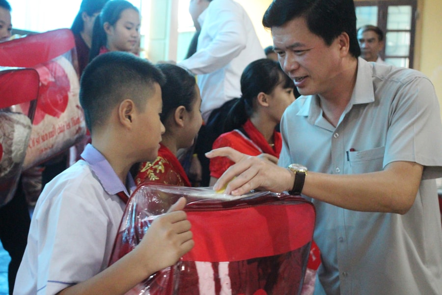 Gần 300 suất quà của Phó Chủ tịch Quốc hội Tòng Thị Phóng đến với học sinh nghèo Con Cuông