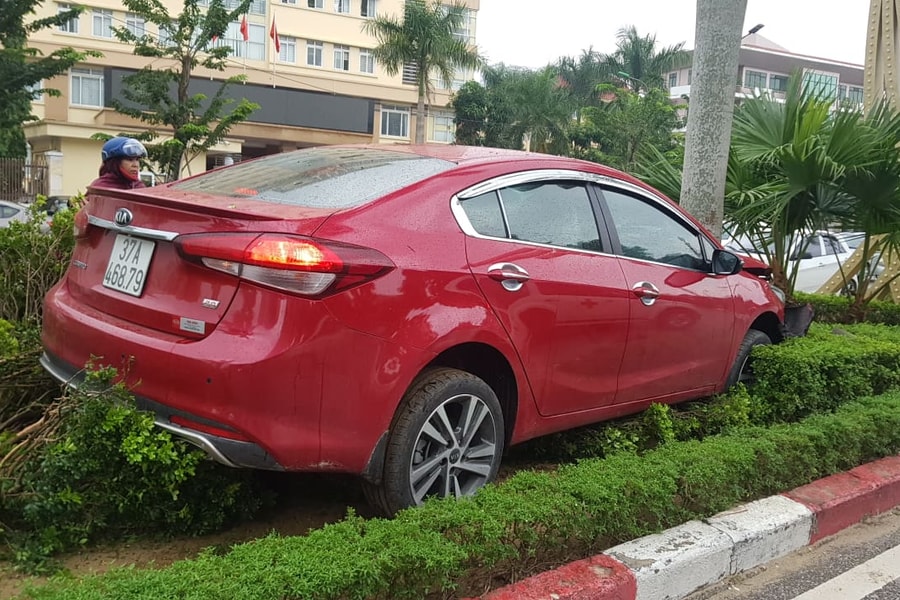 Xe ô tô mất lái, lao lên dải phân cách giữa TP. Vinh