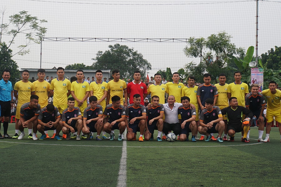 Hàng nghìn cổ động viên cổ vũ Văn Quyến và cầu thủ SLNA đá bóng từ thiện 