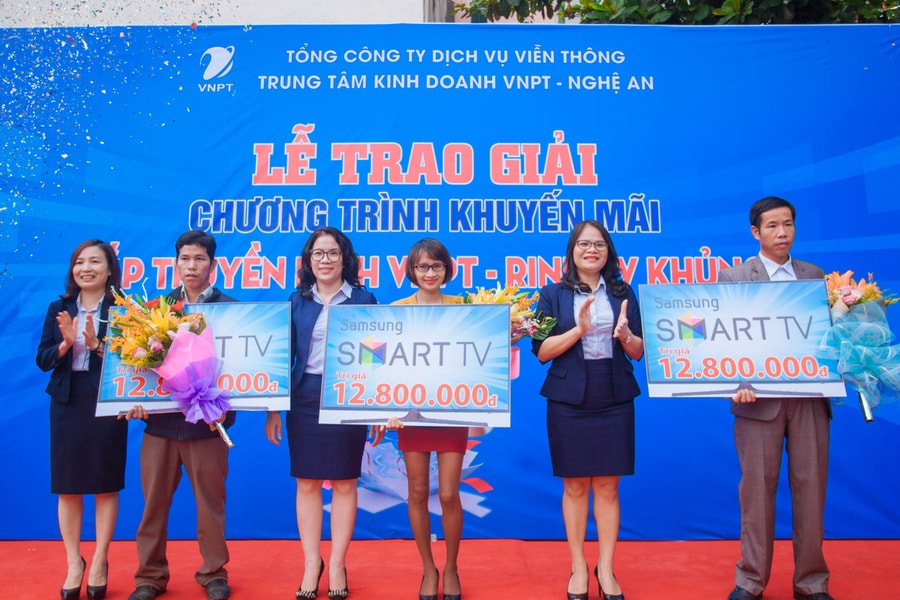 3 khách hàng nhận thưởng chương trình 'Lắp truyền hình - Rinh Tivi khủng' của VNPT Nghệ An