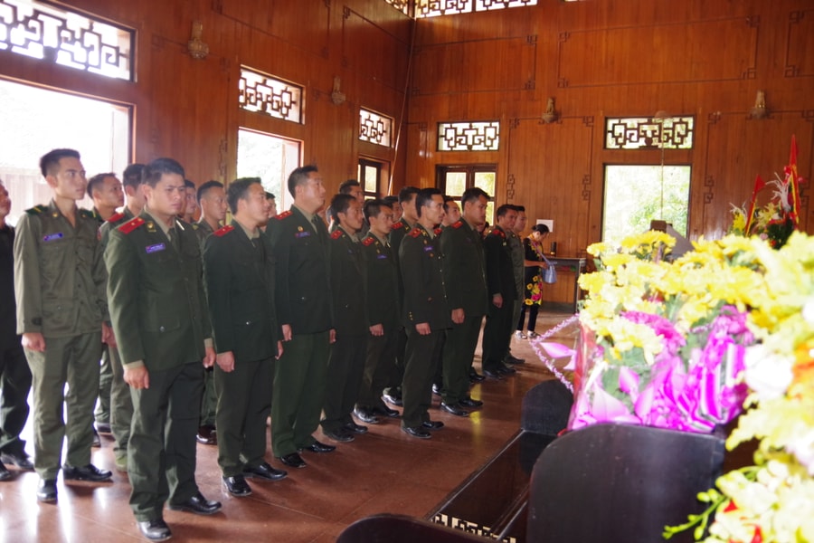 Đoàn cán bộ Bộ Chỉ huy Quân sự tỉnh Xiêng Khoảng dâng hoa, dâng hương tại Khu Di tích Kim Liên