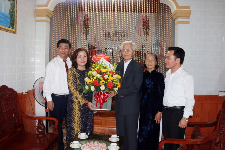 Trưởng Ban Tuyên giáo Tỉnh ủy thăm, chúc mừng Nhà giáo ưu tú Nguyễn Xuân Nguyên